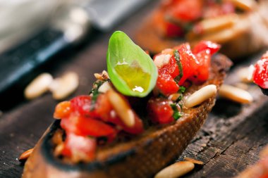 Bruschetta, dilim tost baget fesleğen ile süslenmiş