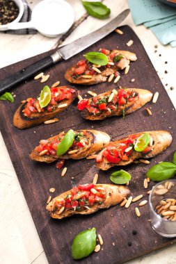 Bruschetta, dilim tost baget fesleğen ile süslenmiş