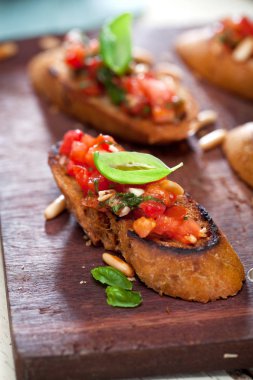 Bruschetta, dilim tost baget fesleğen ile süslenmiş