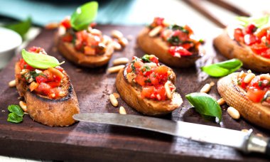 Bruschetta, dilim tost baget fesleğen ile süslenmiş