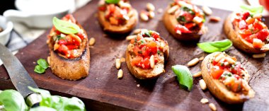 Bruschetta, dilim tost baget fesleğen ile süslenmiş
