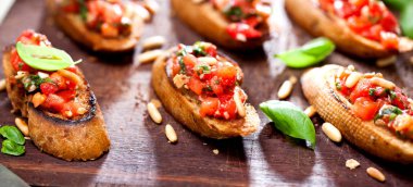 Bruschetta, dilim tost baget fesleğen ile süslenmiş