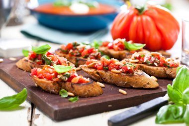 Bruschetta, dilim tost baget fesleğen ile süslenmiş