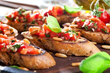 Bruschetta, dilim tost baget fesleğen ile süslenmiş