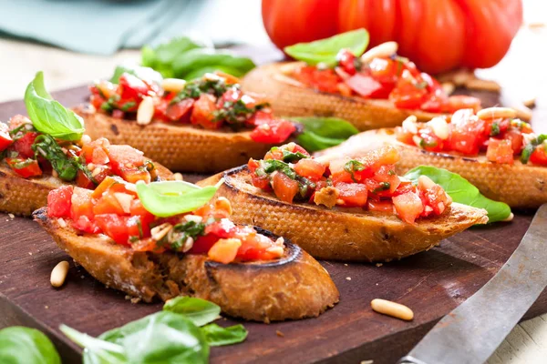 Bruschetta Kromki Tosty Bagietki Przyozdobionym Bazylią — Zdjęcie stockowe