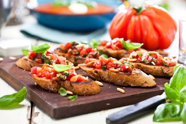 Bruschetta Irisan Baguette Panggang Dihiasi Dengan Kemangi — Stok Foto