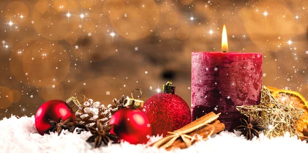 Weihnachtsdekoration Mit Kerzen Und Schnee — Stockfoto
