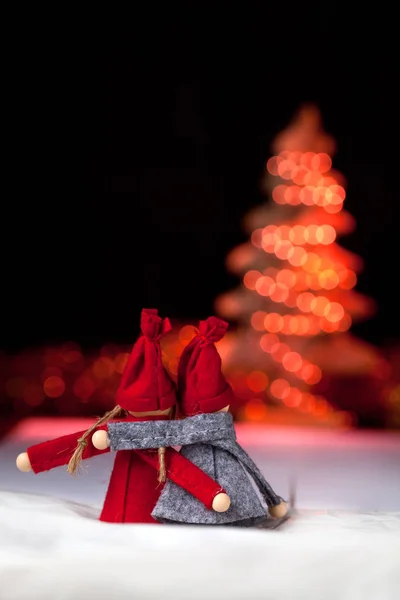 Zwei Kleine Weihnachtsmänner Auf Holzgrund — Stockfoto