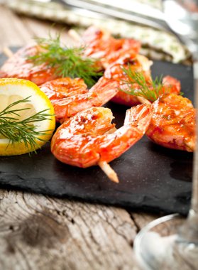 Izgara kaplan karides baharat ve limon ile