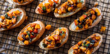 Kabak, domates, havuç ile ekmek bruschetta