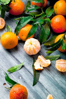 Taze mandalina eski metal sepet içinde aldı.