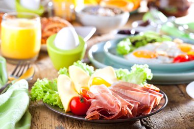 Ev yapımı lezzetli Amerikan kahvaltı