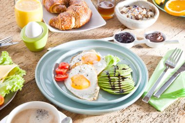 Ev yapımı lezzetli Amerikan kahvaltı