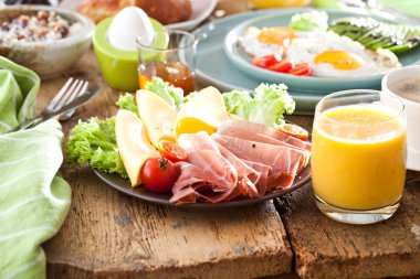 Ev yapımı lezzetli Amerikan kahvaltı