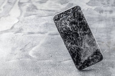 cep telefonu gri arka plan üzerinde kırık dokunmatik ekran ile.