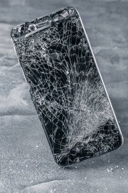 cep telefonu gri arka plan üzerinde kırık dokunmatik ekran ile.