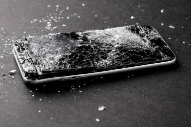 cep telefonu gri arka plan üzerinde kırık dokunmatik ekran ile.