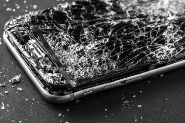 cep telefonu gri arka plan üzerinde kırık dokunmatik ekran ile.