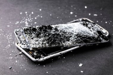cep telefonu gri arka plan üzerinde kırık dokunmatik ekran ile.