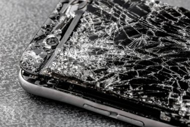 cep telefonu gri arka plan üzerinde kırık dokunmatik ekran ile.