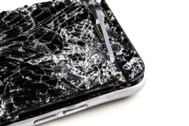 cep telefonu gri arka plan üzerinde kırık dokunmatik ekran ile.