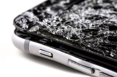 cep telefonu gri arka plan üzerinde kırık dokunmatik ekran ile.