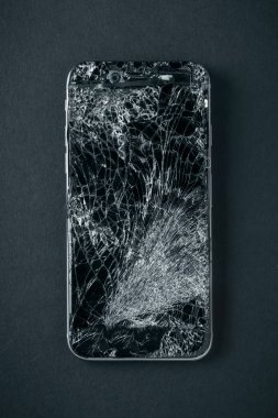 cep telefonu gri arka plan üzerinde kırık dokunmatik ekran ile.