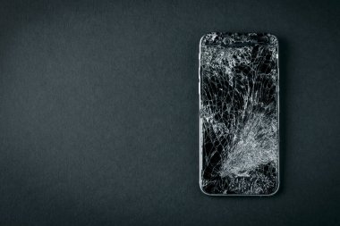 cep telefonu gri arka plan üzerinde kırık dokunmatik ekran ile.