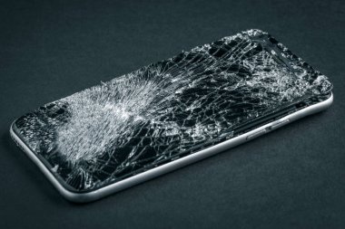 cep telefonu gri arka plan üzerinde kırık dokunmatik ekran ile.