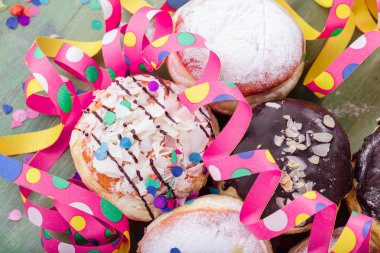 Alman çörek - krapfen veya berliner - reçel ile dolu