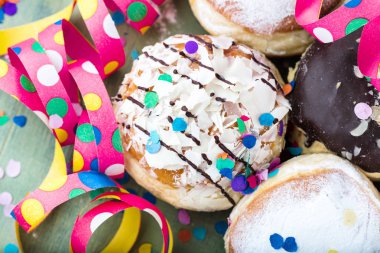 Alman çörek - krapfen veya berliner - reçel ile dolu