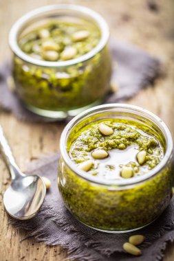 Taze fesleğen sosu.