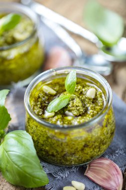 Taze fesleğen sosu.