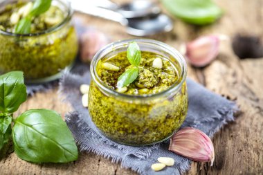 Taze fesleğen sosu.