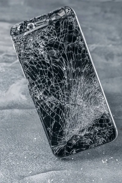 Мобильный Телефон Сломанным Сенсорным Экраном Сером Фоне — стоковое фото