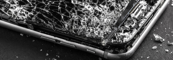 мобильный телефон со сломанным сенсорным экраном на сером фоне
.