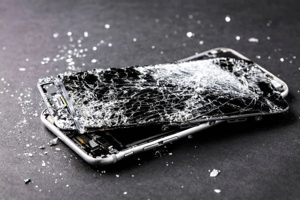 Мобільний Телефон Розбитим Сенсорним Екраном Сірому Фоні — стокове фото