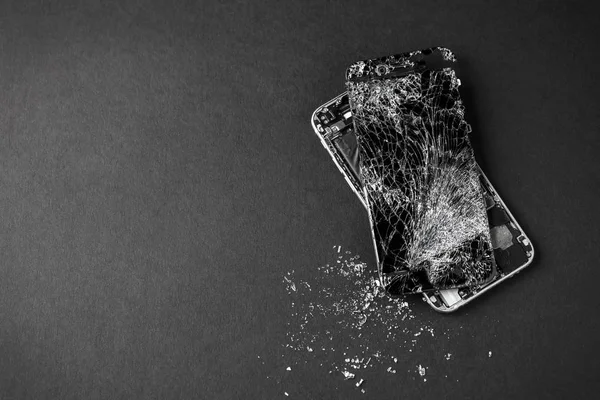 cep telefonu gri arka plan üzerinde kırık dokunmatik ekran ile.