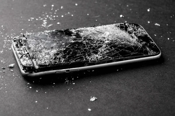 cep telefonu gri arka plan üzerinde kırık dokunmatik ekran ile.