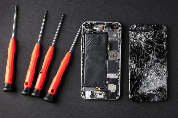 cep telefonu gri arka plan üzerinde kırık dokunmatik ekran ile.