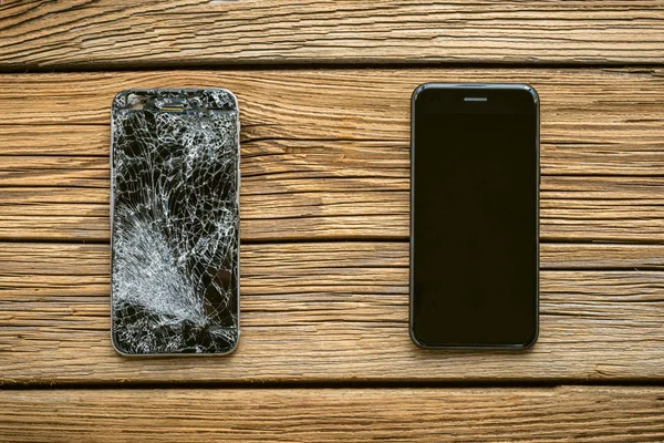 Мобильный Телефон Сломанным Сенсорным Экраном Деревянном Фоне — стоковое фото