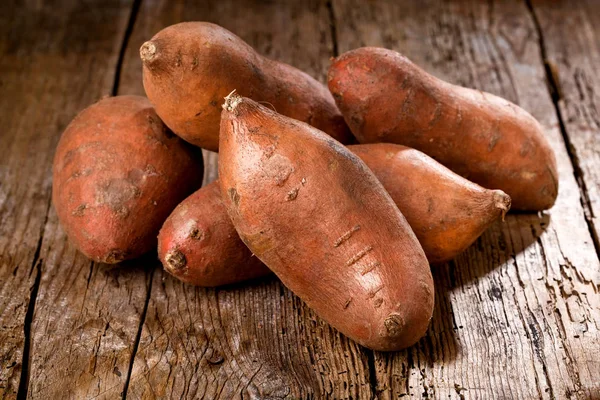 Batata Sobre Fondo Madera — Foto de Stock