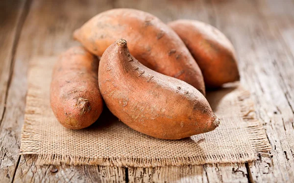 Süßkartoffel Auf Hölzernem Hintergrund — Stockfoto