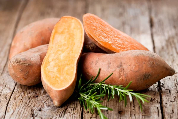 Batata Sobre Fondo Madera — Foto de Stock