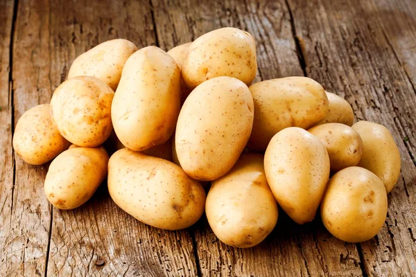 Patatas Frescas Sobre Fondo Madera — Foto de Stock