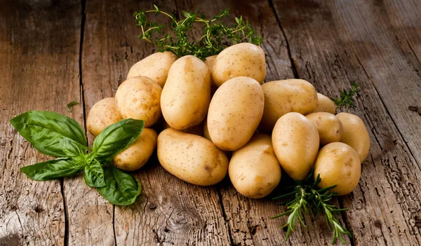 Patatas Frescas Sobre Fondo Madera — Foto de Stock