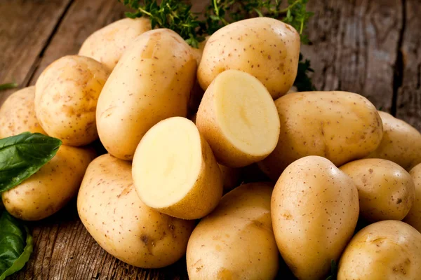 Φρέσκες Πατάτες Ξύλινο Φόντο — Φωτογραφία Αρχείου