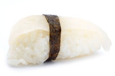 Suşi, beyaz arka planda izole edilmiş Japon yemeklerini yuvarlıyor.