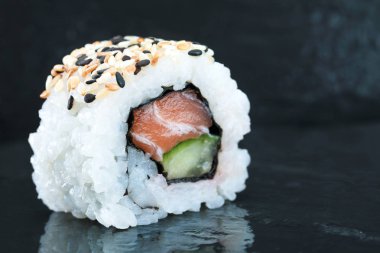 Suşi Sashimi ve suşi ruloları taş levhada servis edilir.