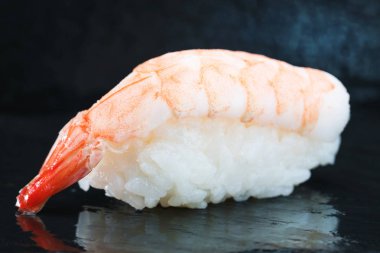 Suşi Sashimi ve suşi ruloları taş levhada servis edilir.